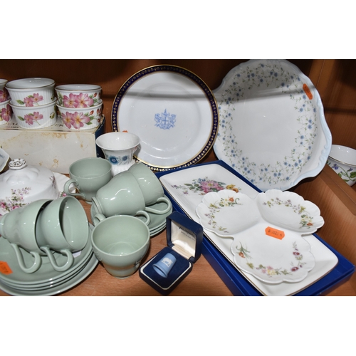 811 - A COLLECTION OF CERAMICS AND GLASS WARES, to include a Wedgwood Jasperware cased thimble and Lambeth... 