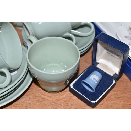 811 - A COLLECTION OF CERAMICS AND GLASS WARES, to include a Wedgwood Jasperware cased thimble and Lambeth... 