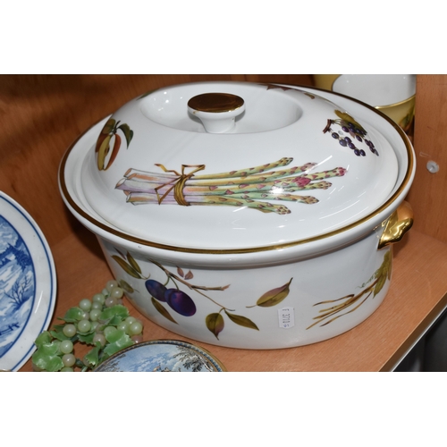 822 - A GROUP OF CERAMICS, to include boxed Royal Crown Derby cheese knives and bottle opener, four Grapha... 