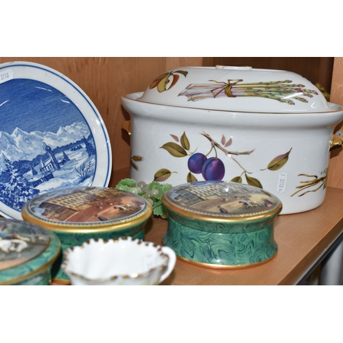 822 - A GROUP OF CERAMICS, to include boxed Royal Crown Derby cheese knives and bottle opener, four Grapha... 