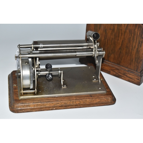 833 - A COLUMBIA 'GRAPHOPHONE' TYPE Q PORTABLE PHONOGRAPH, in oak veneered case bearing Columbia Graphopho... 