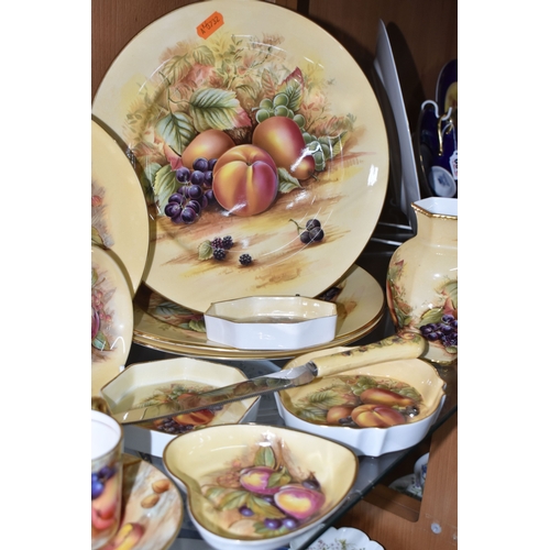810 - TWENTY EIGHT PIECES OF AYNSLEY 'ORCHARD GOLD' TEA, DINNER AND GIFT WARES, comprising a teapot, a cak... 