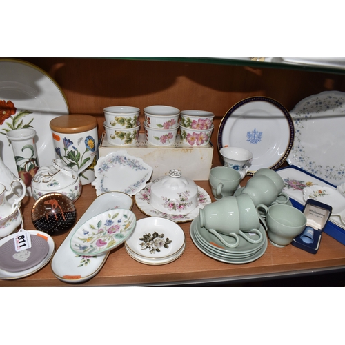 811 - A COLLECTION OF CERAMICS AND GLASS WARES, to include a Wedgwood Jasperware cased thimble and Lambeth... 