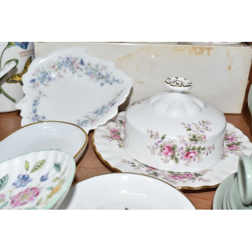811 - A COLLECTION OF CERAMICS AND GLASS WARES, to include a Wedgwood Jasperware cased thimble and Lambeth... 
