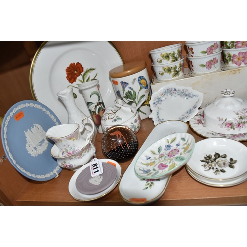 811 - A COLLECTION OF CERAMICS AND GLASS WARES, to include a Wedgwood Jasperware cased thimble and Lambeth... 
