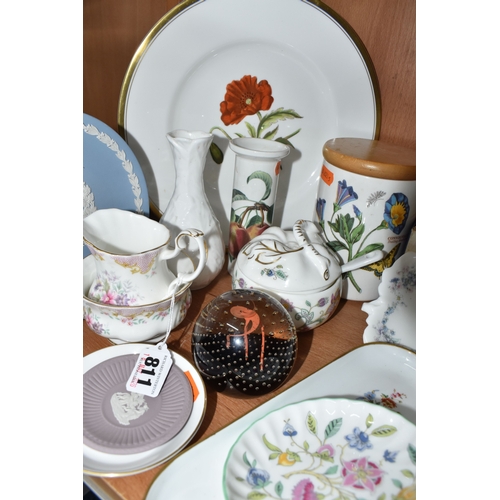 811 - A COLLECTION OF CERAMICS AND GLASS WARES, to include a Wedgwood Jasperware cased thimble and Lambeth... 