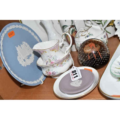 811 - A COLLECTION OF CERAMICS AND GLASS WARES, to include a Wedgwood Jasperware cased thimble and Lambeth... 