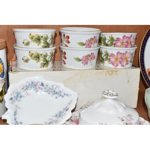 811 - A COLLECTION OF CERAMICS AND GLASS WARES, to include a Wedgwood Jasperware cased thimble and Lambeth... 