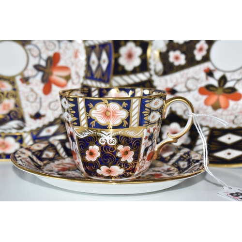 814 - FOUR PIECES OF ROYAL CROWN DERBY IMARI 2451, comprising a 21.5cm plate, an 18cm plate, a teacup and ... 