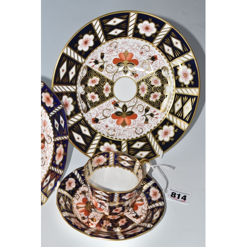 814 - FOUR PIECES OF ROYAL CROWN DERBY IMARI 2451, comprising a 21.5cm plate, an 18cm plate, a teacup and ... 