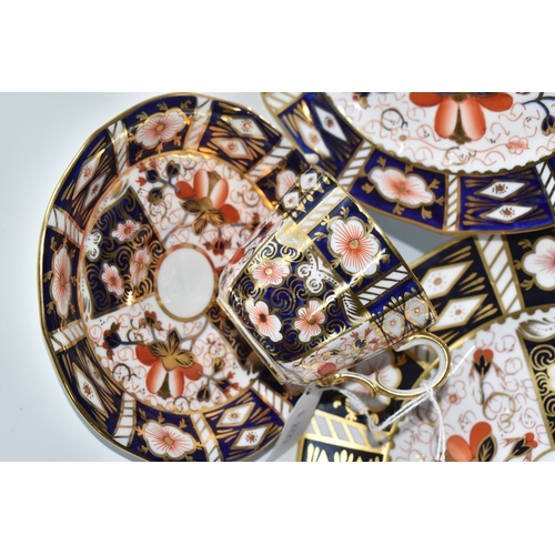 814 - FOUR PIECES OF ROYAL CROWN DERBY IMARI 2451, comprising a 21.5cm plate, an 18cm plate, a teacup and ... 