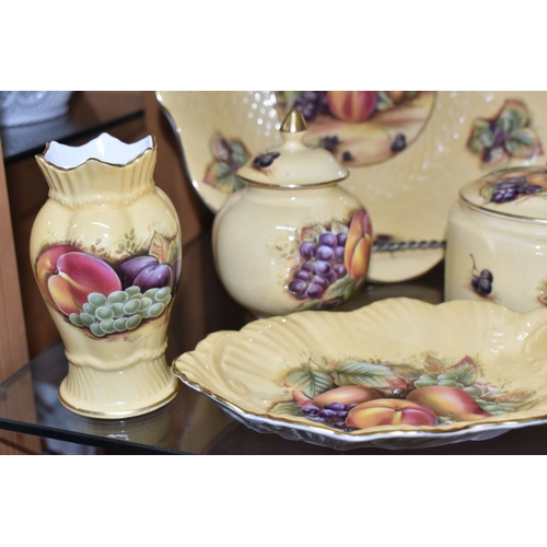 818 - THIRTY TWO PIECES OF AYNSLEY 'ORCHARD GOLD' TEA AND GIFT WARES, comprising a sandwich plate (second ... 