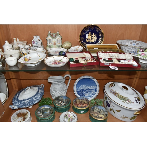 822 - A GROUP OF CERAMICS, to include boxed Royal Crown Derby cheese knives and bottle opener, four Grapha... 