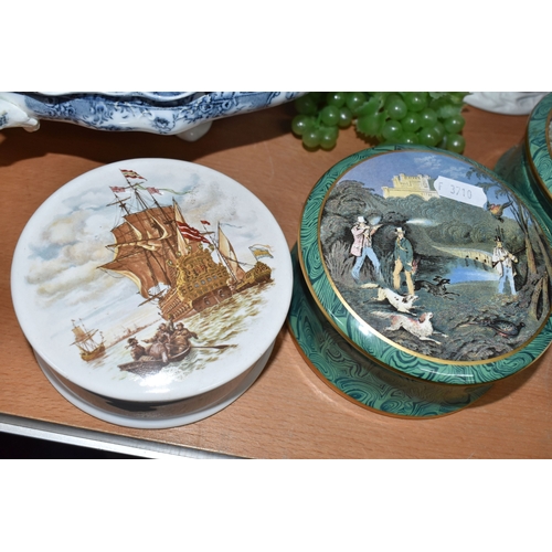 822 - A GROUP OF CERAMICS, to include boxed Royal Crown Derby cheese knives and bottle opener, four Grapha... 