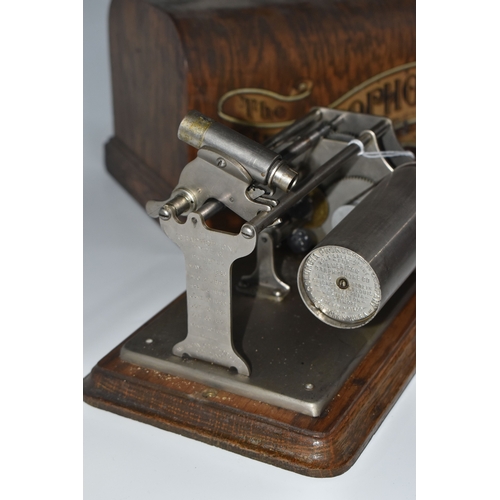 833 - A COLUMBIA 'GRAPHOPHONE' TYPE Q PORTABLE PHONOGRAPH, in oak veneered case bearing Columbia Graphopho... 
