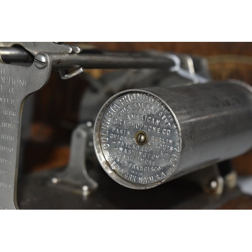 833 - A COLUMBIA 'GRAPHOPHONE' TYPE Q PORTABLE PHONOGRAPH, in oak veneered case bearing Columbia Graphopho... 
