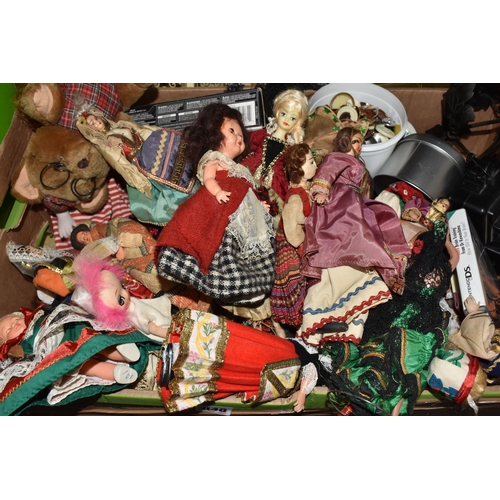 848 - ONE BOX AND LOOSE OF MAINLY SMALL DOLLS FROM AROUND THE WORLD IN TRADITIONAL CLOTHING, approximately... 