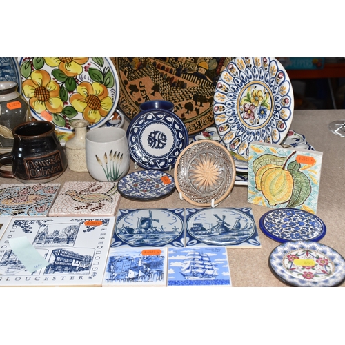 855 - A LARGE GROUP OF MODERN DECORATIVE CERAMICS approximately thirty-nine pieces in total, including two... 