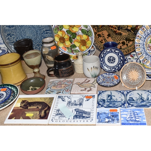 855 - A LARGE GROUP OF MODERN DECORATIVE CERAMICS approximately thirty-nine pieces in total, including two... 