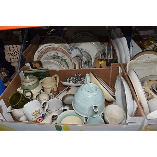 857 - FIVE BOXES AND LOOSE OF HOUSEHOLD CERAMIC AND MISCELLANEOUS ITEMS to include one box of ceramics con... 