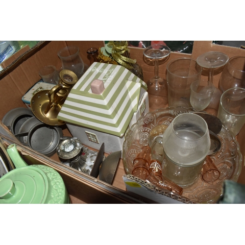 857 - FIVE BOXES AND LOOSE OF HOUSEHOLD CERAMIC AND MISCELLANEOUS ITEMS to include one box of ceramics con... 