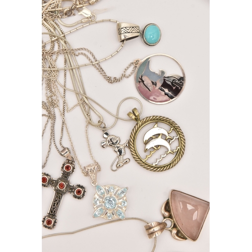 478 - AN ASSORTMENT OF SILVER AND WHITE METAL NECKLACES, to include a silver T bar necklace, a silver lock... 