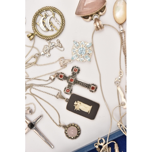 478 - AN ASSORTMENT OF SILVER AND WHITE METAL NECKLACES, to include a silver T bar necklace, a silver lock... 