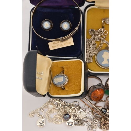482 - AN ASSORTMENT OF SILVER AND WHITE METAL JEWELLERY, to include a silver 'Ola M Gorie' brooch, approxi... 