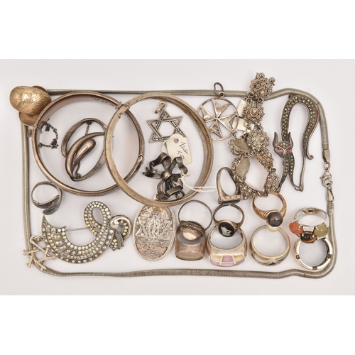 487 - AN ASSORTMENT OF SILVER AND WHITE METAL JEWELLERY, to include two silver hinged bangles, a pendant, ... 