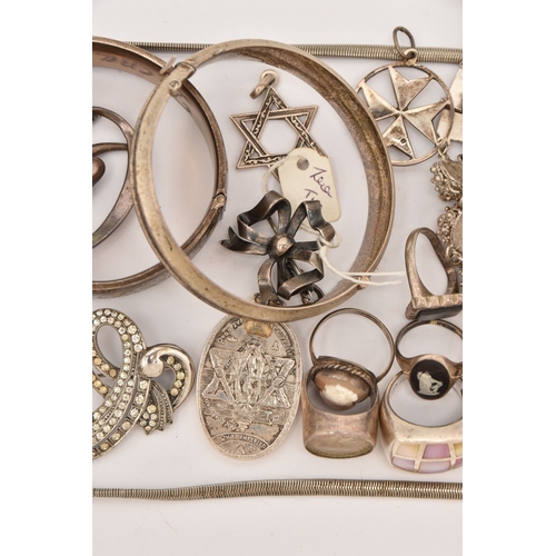 487 - AN ASSORTMENT OF SILVER AND WHITE METAL JEWELLERY, to include two silver hinged bangles, a pendant, ... 