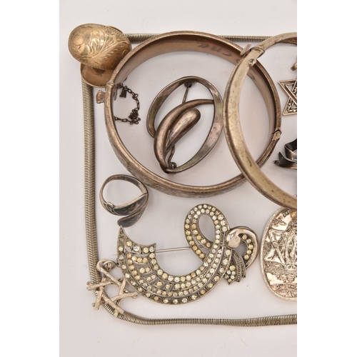 487 - AN ASSORTMENT OF SILVER AND WHITE METAL JEWELLERY, to include two silver hinged bangles, a pendant, ... 