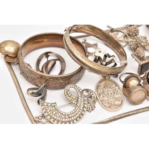487 - AN ASSORTMENT OF SILVER AND WHITE METAL JEWELLERY, to include two silver hinged bangles, a pendant, ... 