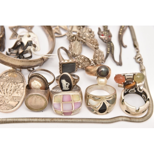 487 - AN ASSORTMENT OF SILVER AND WHITE METAL JEWELLERY, to include two silver hinged bangles, a pendant, ... 