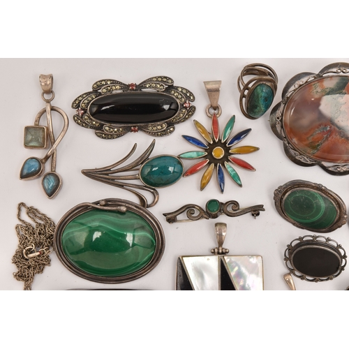 488 - AN ASSORTMENT OF  SILVER AND WHITE METAL JEWELLERY, to include two silver brooches, approximate gros... 