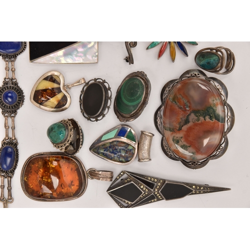 488 - AN ASSORTMENT OF  SILVER AND WHITE METAL JEWELLERY, to include two silver brooches, approximate gros... 