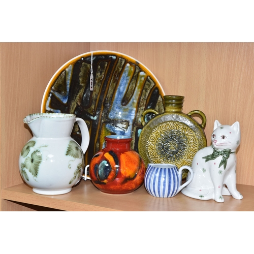 793 - A GROUP OF STUDIO POTTERY ITEMS, to include a Poole bowl, in a blue and green abstract pattern, (cra... 