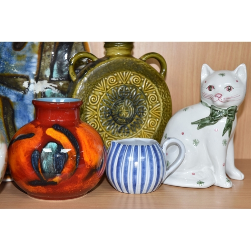 793 - A GROUP OF STUDIO POTTERY ITEMS, to include a Poole bowl, in a blue and green abstract pattern, (cra... 