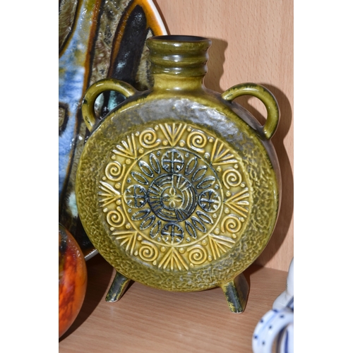 793 - A GROUP OF STUDIO POTTERY ITEMS, to include a Poole bowl, in a blue and green abstract pattern, (cra... 