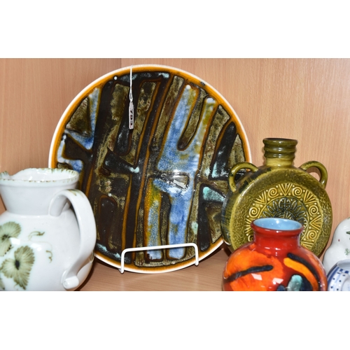 793 - A GROUP OF STUDIO POTTERY ITEMS, to include a Poole bowl, in a blue and green abstract pattern, (cra... 