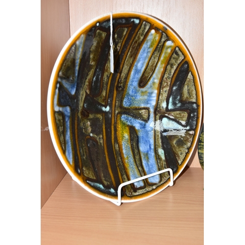 793 - A GROUP OF STUDIO POTTERY ITEMS, to include a Poole bowl, in a blue and green abstract pattern, (cra... 