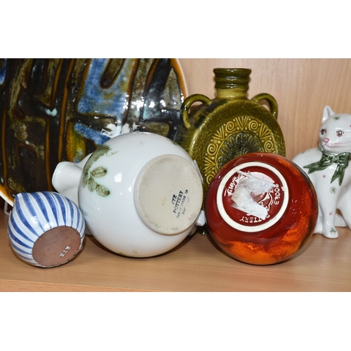 793 - A GROUP OF STUDIO POTTERY ITEMS, to include a Poole bowl, in a blue and green abstract pattern, (cra... 