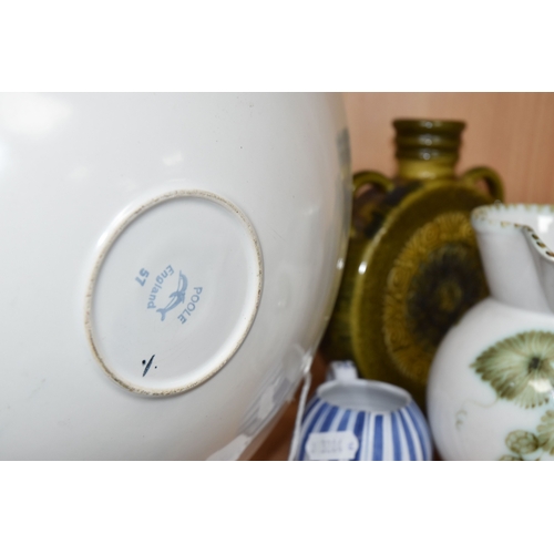 793 - A GROUP OF STUDIO POTTERY ITEMS, to include a Poole bowl, in a blue and green abstract pattern, (cra... 