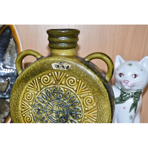 793 - A GROUP OF STUDIO POTTERY ITEMS, to include a Poole bowl, in a blue and green abstract pattern, (cra... 