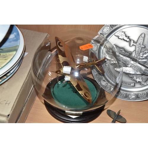 821 - A GROUP OF WORLD WAR II AIRCRAFT THEMED COLLECTABLES, comprising a Bradford Exchange 'Battle of Brit... 