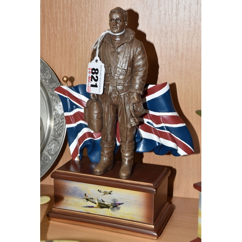 821 - A GROUP OF WORLD WAR II AIRCRAFT THEMED COLLECTABLES, comprising a Bradford Exchange 'Battle of Brit... 