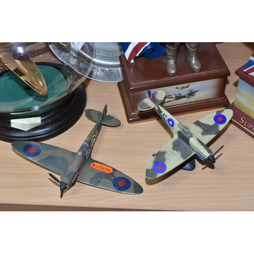 821 - A GROUP OF WORLD WAR II AIRCRAFT THEMED COLLECTABLES, comprising a Bradford Exchange 'Battle of Brit... 