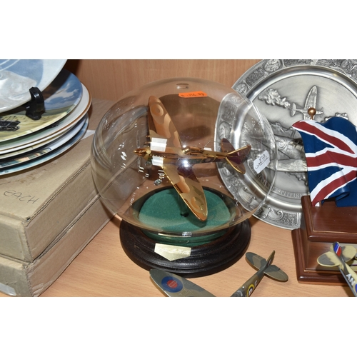 821 - A GROUP OF WORLD WAR II AIRCRAFT THEMED COLLECTABLES, comprising a Bradford Exchange 'Battle of Brit... 
