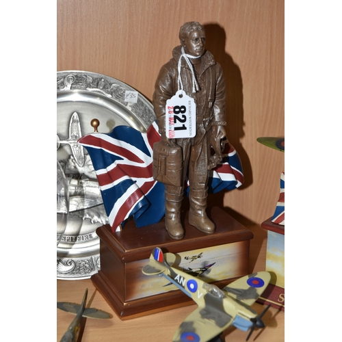 821 - A GROUP OF WORLD WAR II AIRCRAFT THEMED COLLECTABLES, comprising a Bradford Exchange 'Battle of Brit... 