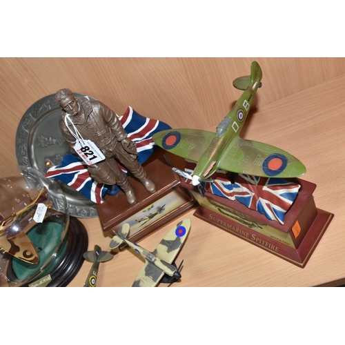 821 - A GROUP OF WORLD WAR II AIRCRAFT THEMED COLLECTABLES, comprising a Bradford Exchange 'Battle of Brit... 