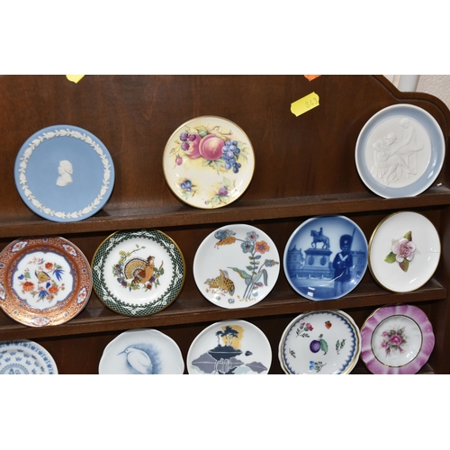 843 - A COLLECTION OF MINIATURE VASES AND PLATES, comprising twenty three miniature plates by various manu... 